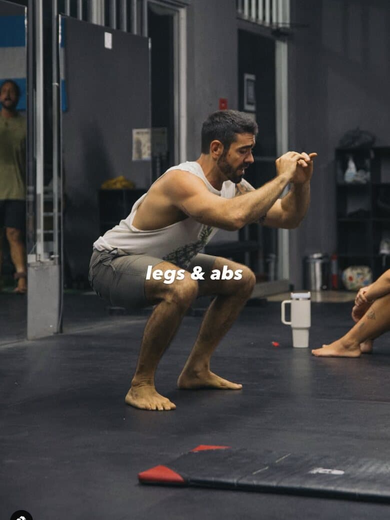 Coach de Real Training guiando una clase de piernas y core