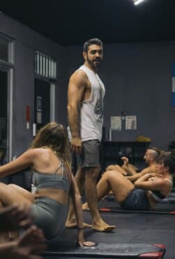 Coach de Real Training guiando atletas durante una clase