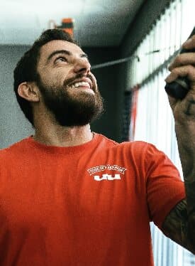 Coach de Real Training sonriendo en el gimnasio