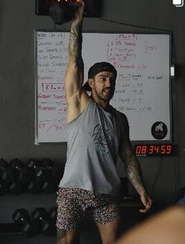 Atleta levantando una mancuerna durante una clase