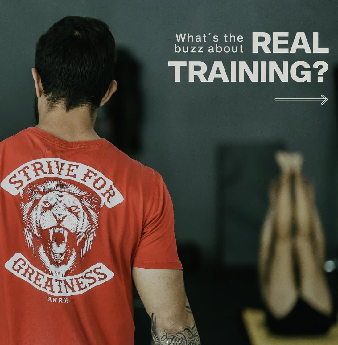Atleta de Real Training con la camiseta del león del gimnasio